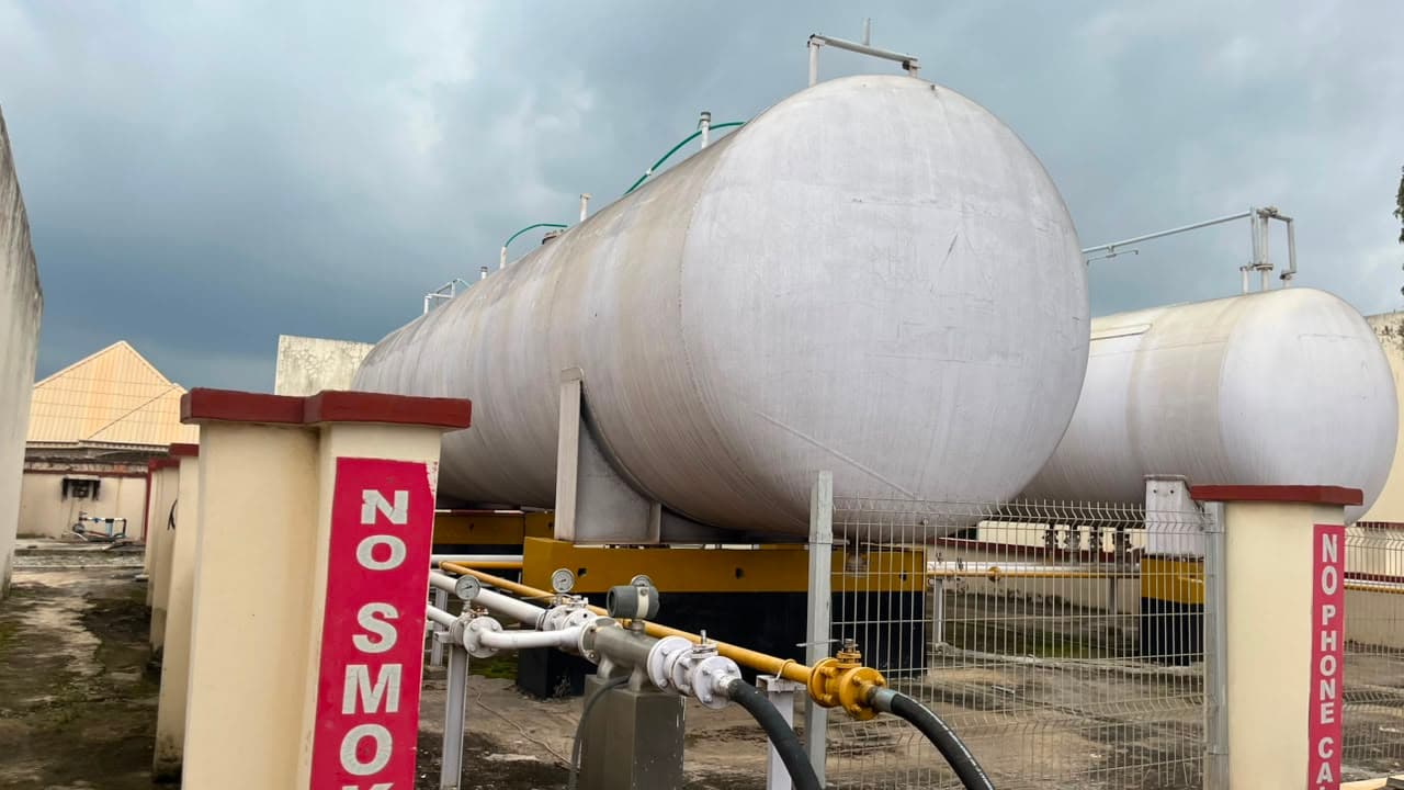 LPG storage tanks fitted with load cells and a weight display by Kira Scales