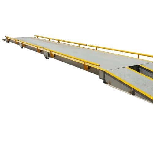 Long surface-mounted weighbridge with side rails