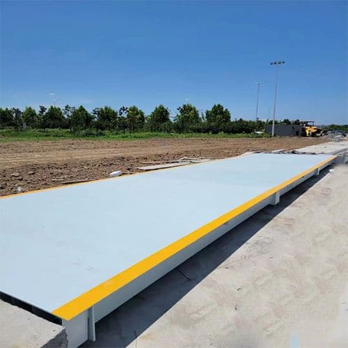 Surface-mounted weighbridge with yellow edge markings